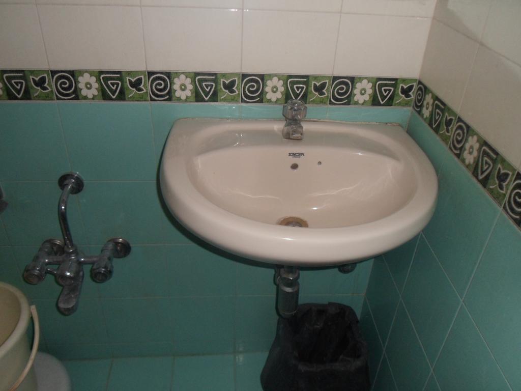 Hotel Dudawat Ахмедабад Стая снимка