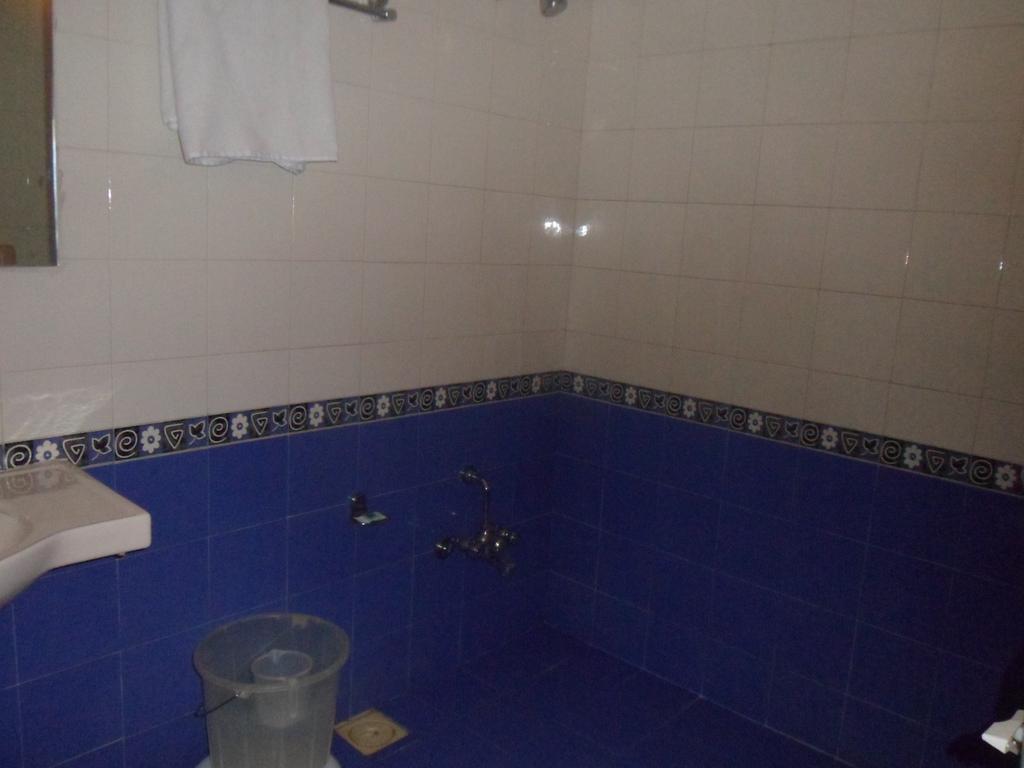 Hotel Dudawat Ахмедабад Стая снимка