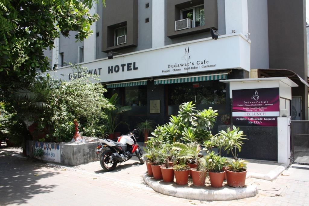 Hotel Dudawat Ахмедабад Екстериор снимка