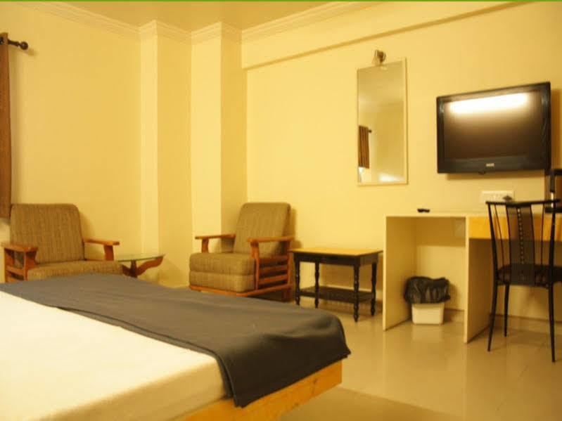 Hotel Dudawat Ахмедабад Екстериор снимка